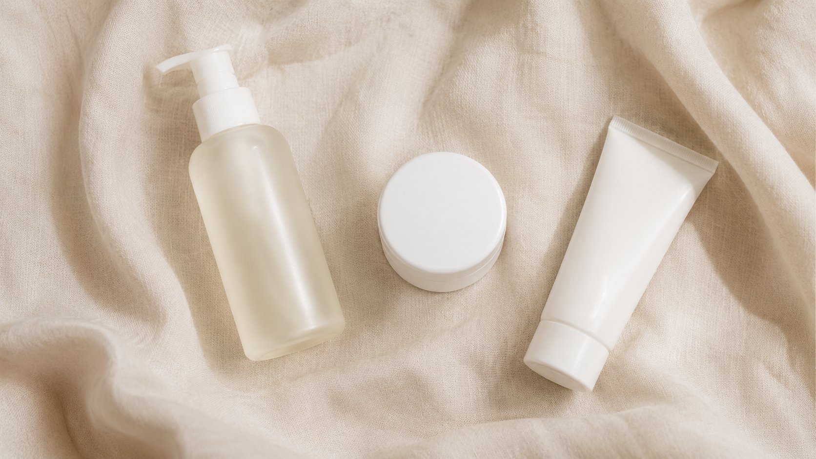 Bộ khung skincare tối thiểu gồm sữa rửa mặt dịu, kem dưỡng ẩm và kem chống nắng thay vì dùng quá nhiều sản phẩm